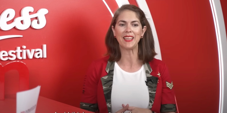 Monique Schehle speaking on financial literacy in a backstage interview at the Science of Success Festival 2023.