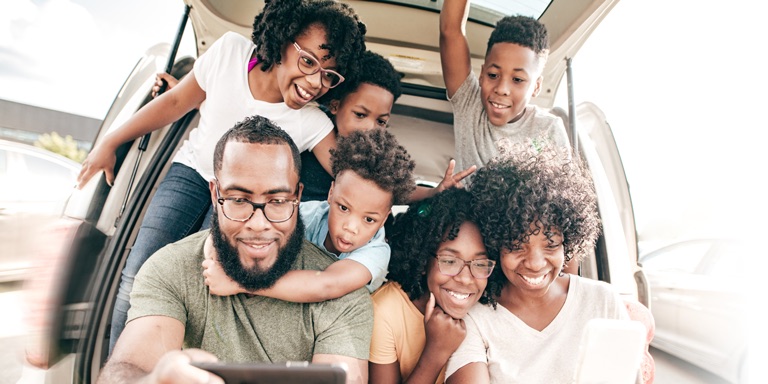 A family of 7 sitting in the boot of their SUV awaiting help from the responder as they used the Safety Alert feature that is free of charge for Momentum Insure policyholders.